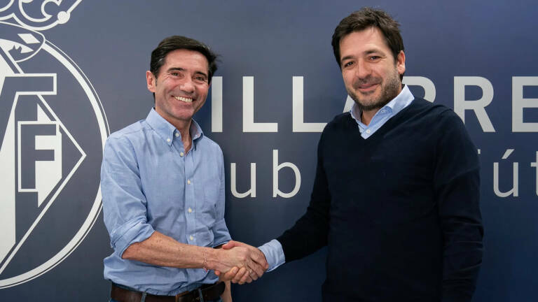 Marcelino y Roig Negueroles se dan la mano tras el acuerdo para el regreso del entrenador asturiano. VILLARREAL CF