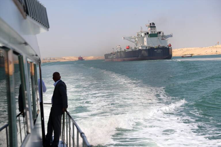 Un barco navega por el Canal de Suez en la provincia de Ismailia. Foto: EUROPA PRESS/CONTACTO/SUI XIANKAI