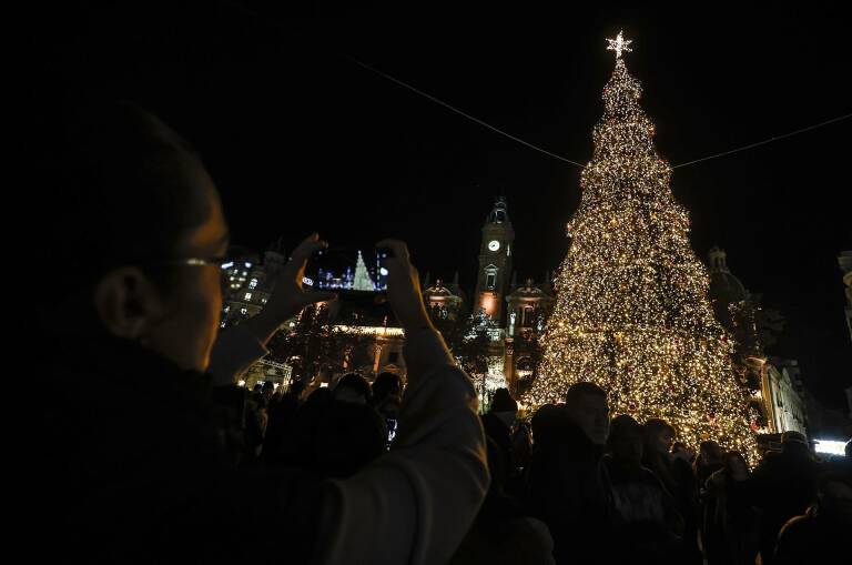 Encendido de la iluminación navideña en la plaza del Ayuntamiento. Foto: ROBER SOLSONA/EP