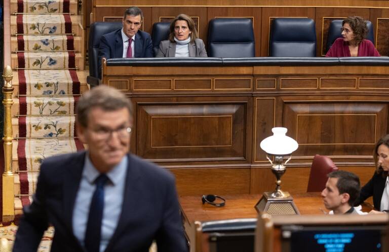 Alberto Núñez Feijóo y detrás el presidente del Gobierno, Pedro Sánchez. Foto: EDUARDO PARRA/EP