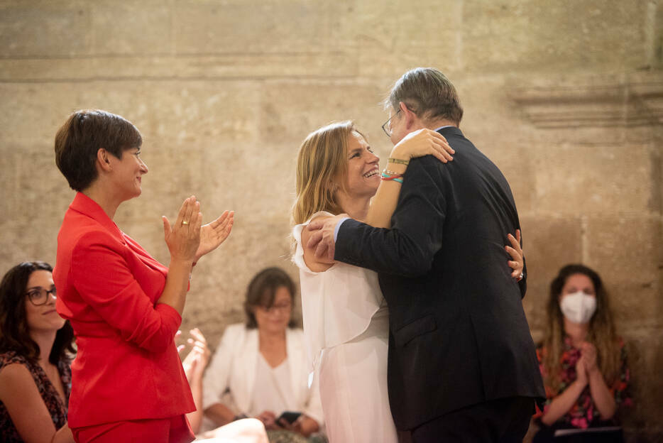 Bernabé y Puig se abrazan en su toma de posesión como delegada meses atrás. Foto: KIKE TABERNER