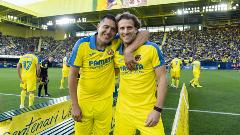 Juan Román Riquelme (izquierda) y Diego Forlán (derecha) en el partido de leyendas. VILLARREAL CF