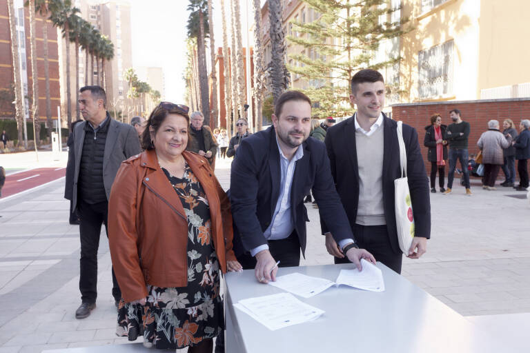 El concejal de Urbanismo, José Luis López, en la firma de la recepción de las obras. Foto: ANTONIO PRADAS