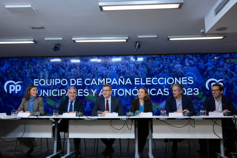 Elías Bendodo, Alberto Núñez Feijóo, Cuca Gamarra, Íñigo de la Serna y Borja Sémper en la reunión del Equipo de Campaña para las próximas Elecciones, en la sede del PP. Foto: JESÚS HELLÍN/EP