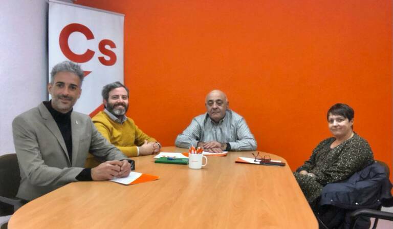 Eduardo del Pozo, reunido con los tres concejales del grupo en el Ayuntamiento de Castelló.