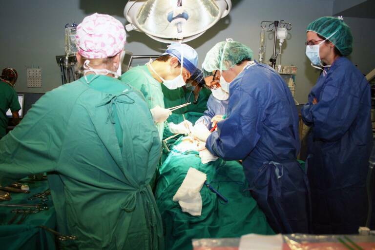 Un paciente es operado en un quirófano. Foto: GVA