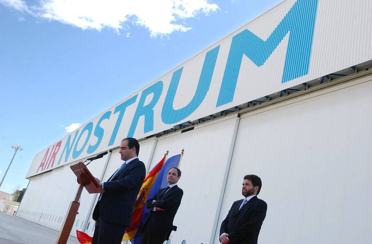 Inauguración del hangar de Air Nostrum en Valencia, en 2004. Foto: EFE/MANUEL BRUQUE