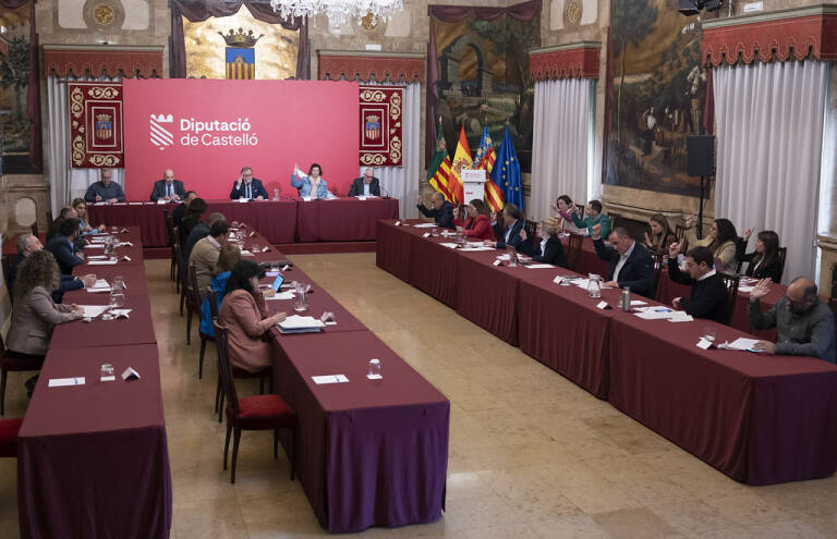 Votación en el pleno de la Diputación para la cesión de los terrenos del aeropuerto a la Generalitat.