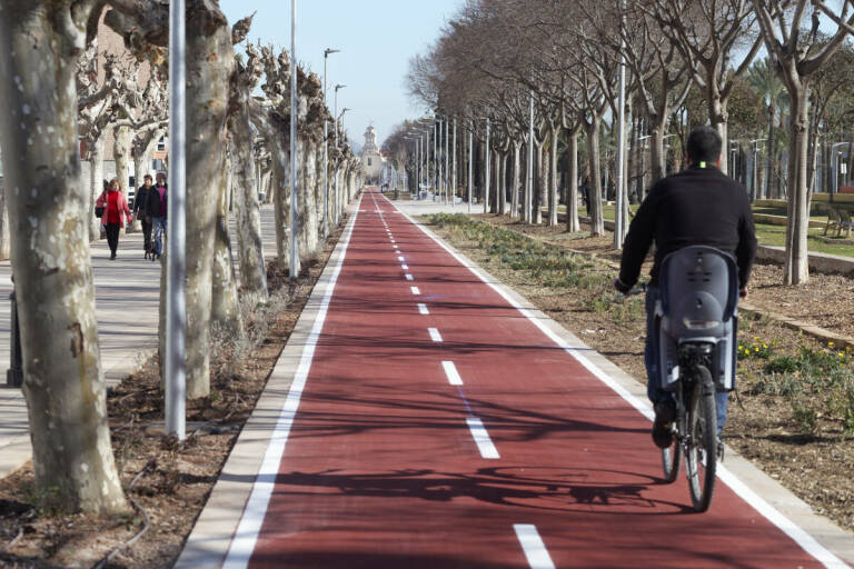 El carril bici de la avenida Lidón es el último construido por el Ayuntamiento de Castelló. Foto: ANTONIO PRADAS