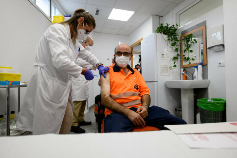 Vacunación en empresas valencianas. Foto: KIKE TABERNER