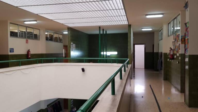 Imagen del interior del colegio con los accesos a las distintas aulas.