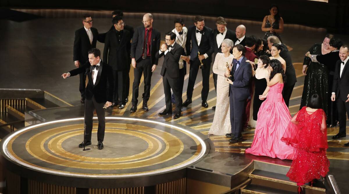 Jonathan Wang, recoge el Oscar a Mejor Película para 'Todo a la vez en todas partes'. Foto: EFE/EPA/ETIENNE LAURENT