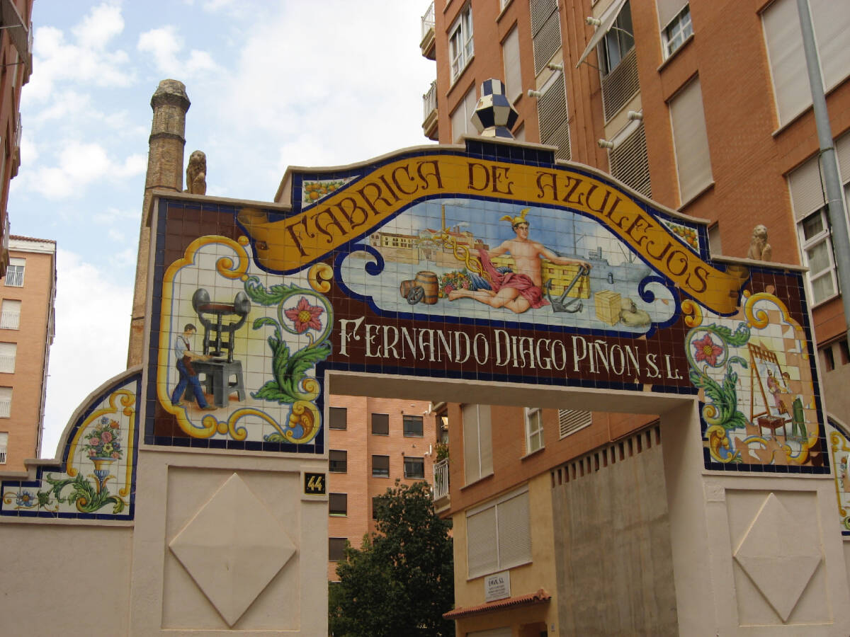 Fachada de la histórica Fábrica Diago en Castelló
