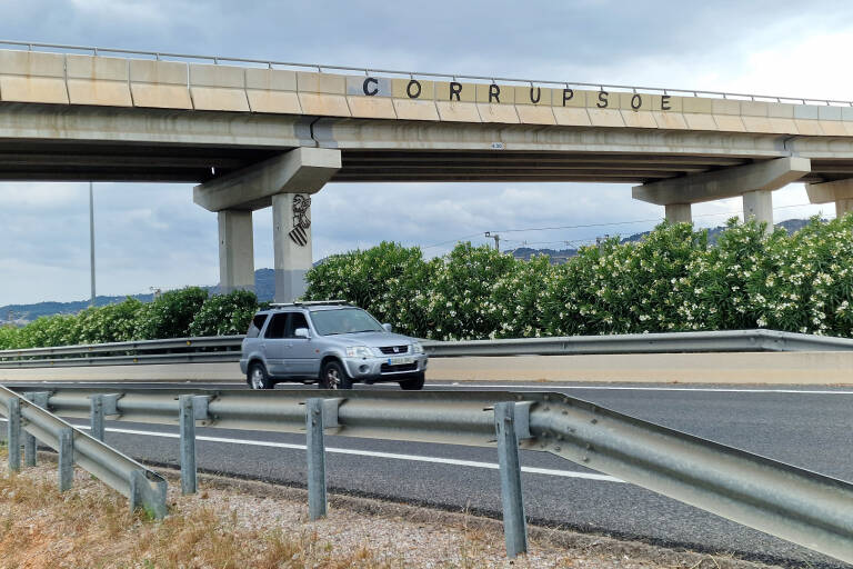 Las pintadas con la palabra 'CorruPSOE' son visibles en las localidades de la periferia. Foto: ANTONIO PRADAS