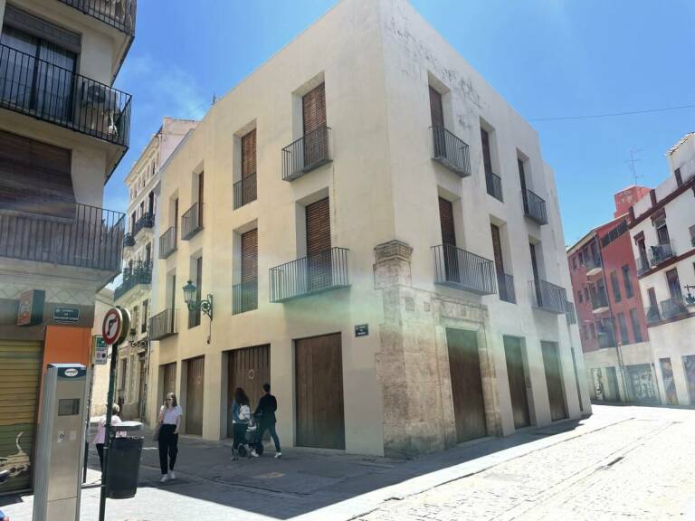 Edifici en la plaça Pere Borrego i Galindo, 7