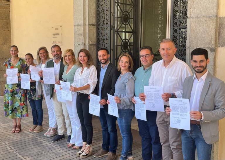 La futura alcalde de Castelló, Begoña Carrasco, con sus otros 10 ediles tras recoger las actas este lunes.