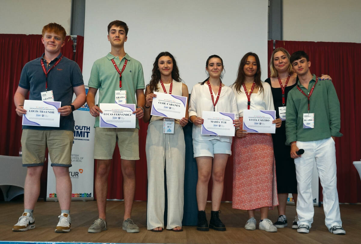 Grupo vencedor junto a los estudiantes organizadores de la cumbre ‘SDG Youth Summit'