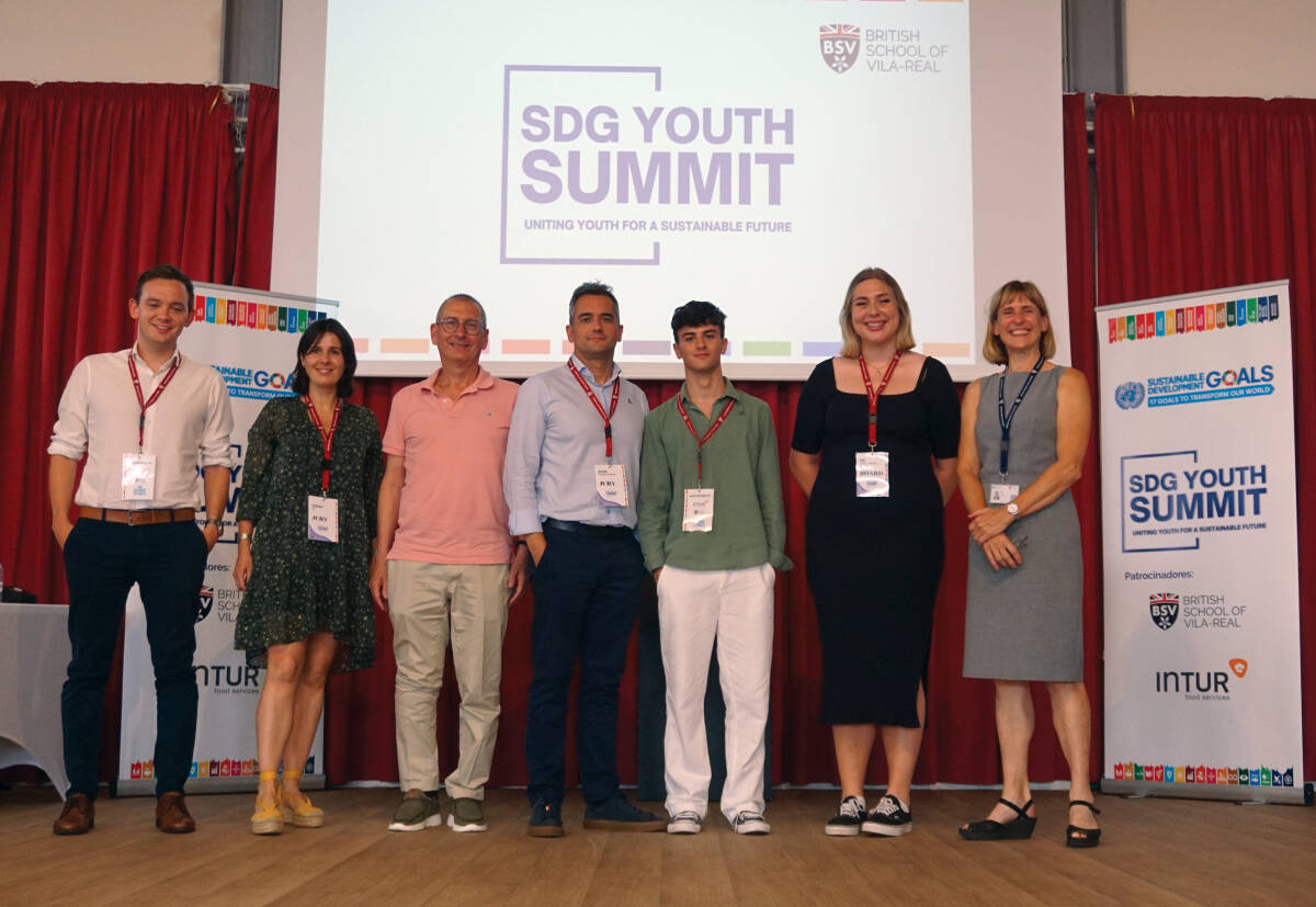 Miembros del jurado y organizadores de la cumbre ‘SDG Youth Summit' junto a Rhian Cross, directora de British School of Vila-real