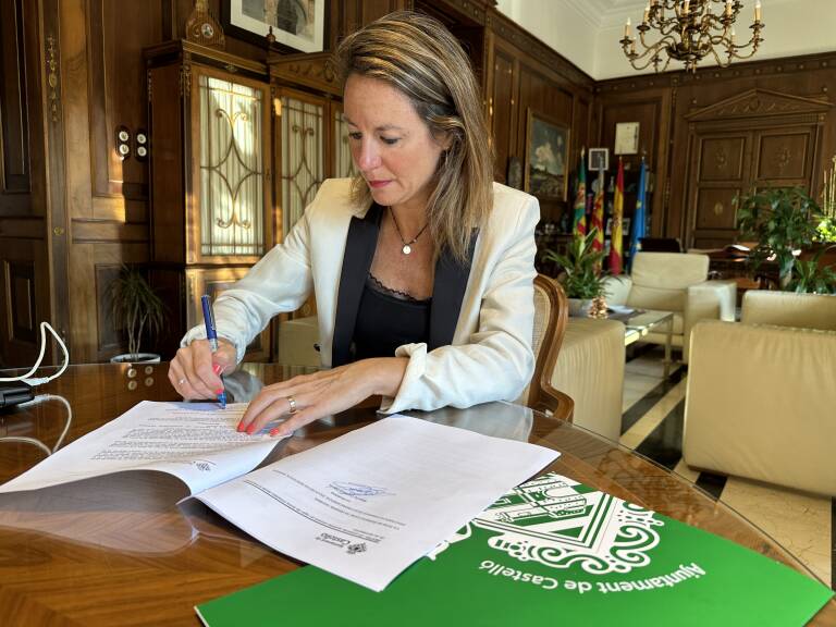 La alcaldesa, firmando el decreto del topónimo.