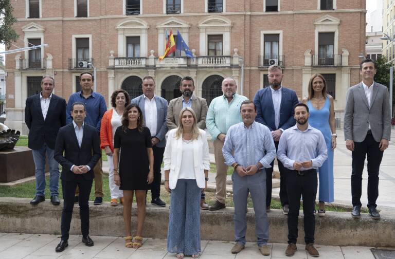 Marta Barrachina posa con su equipo de gobierno en la Diputación.