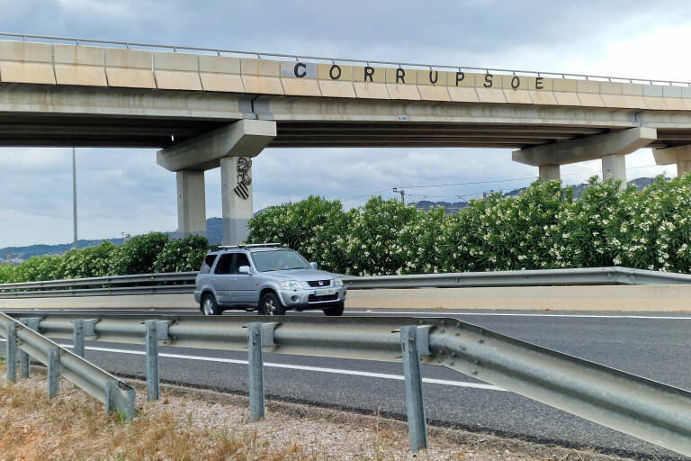 Pintada con la palabra 'CorruPSOE' en uno de los puentes de la autovía a Benicàssim. Foto: ANTONIO PRADAS