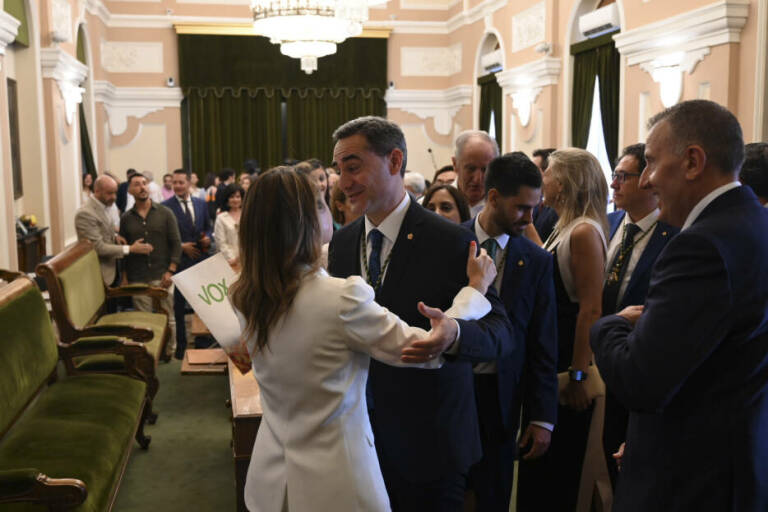 La alcaldesa de Castelló, Begoña Carrasco (PP), recibe la felicitación de Ortolá. Foto: CARLOS PASCUAL
