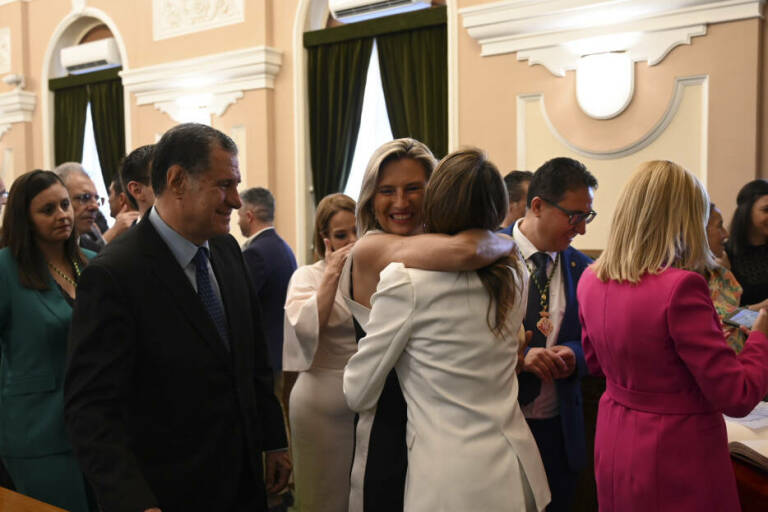 Fabregat felicita a Carrasco tras la toma de posesión con Gimeno como testigo. Foto: CARLOS PASCUAL
