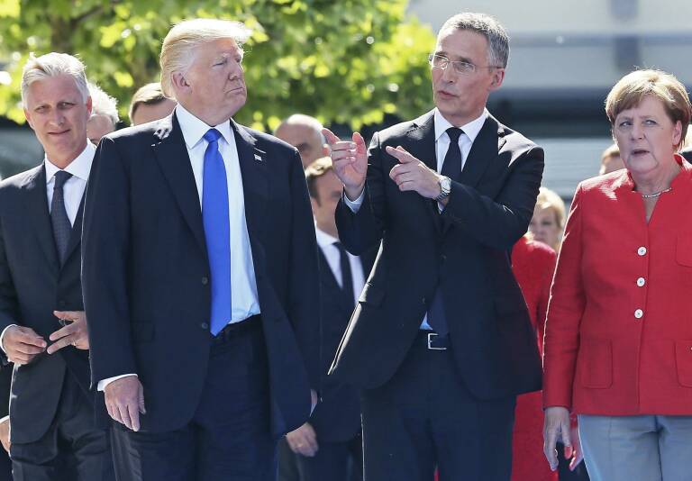 Felipe de Bélgica, Trump, el secretario general de la OTAN y Merkel, en la cumbre de la OTAN. Foto: EFE/S. LECOCQ