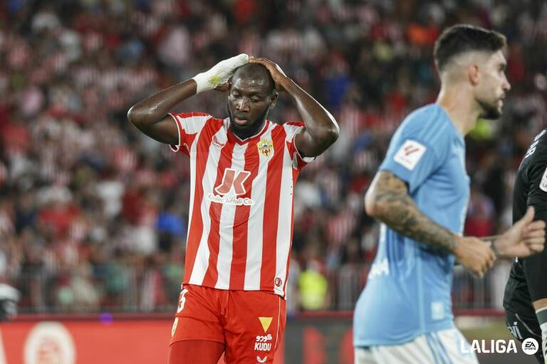 Ibrahima Koné, delantero del Almería, se lamenta en el partido contra el Celta. LALIGA