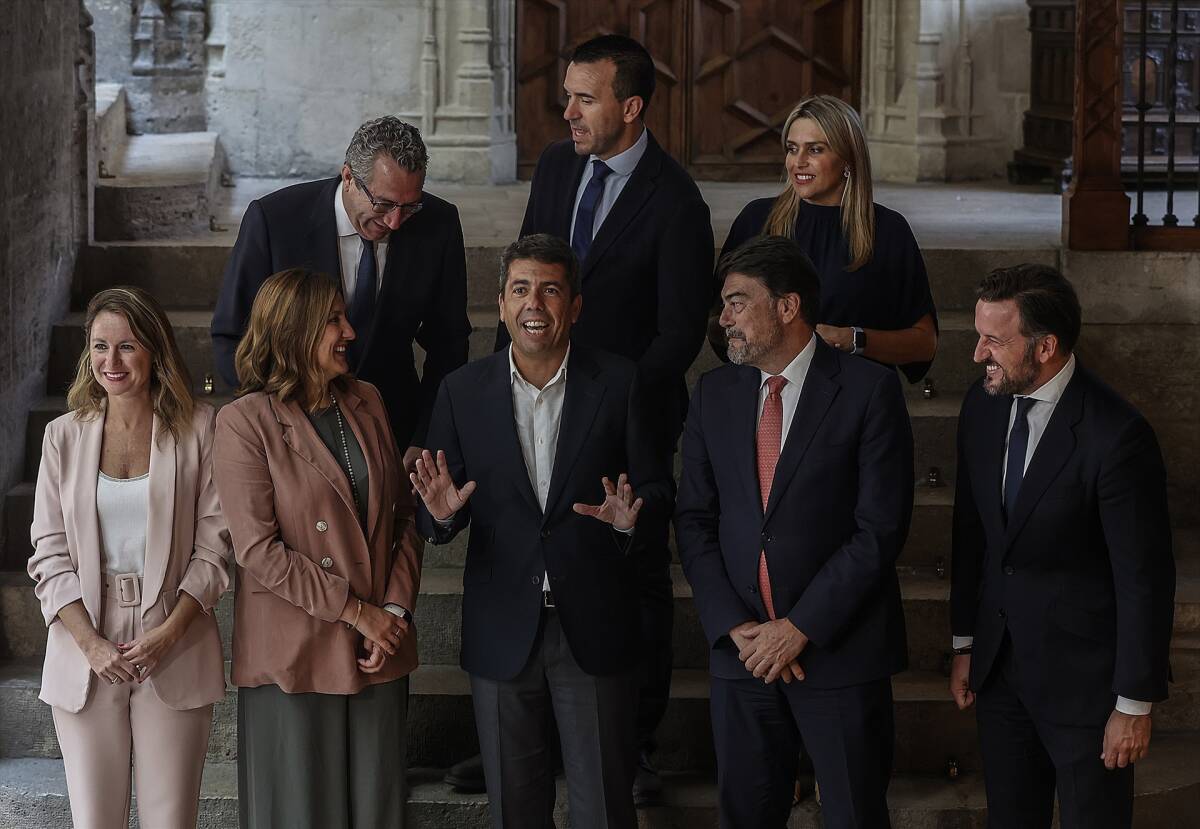 El presidente de la Generalitat, Carlos Mazón, junto a Catalá, Barcala, los alcaldes de Castelló y Elx y los tres presidentes de las diputaciones. Foto: EP/Rober Solsona