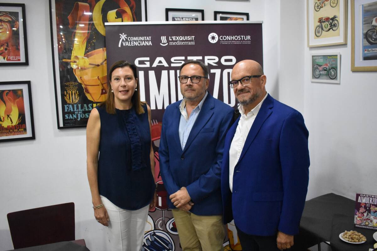 La secretaria autonómica de Turisme, Cristina Moreno; el presidente de Conhostur, Manuel Espinar; y el periodista Paco Alonso