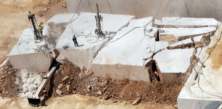 Bloque de mármol en la cantera de Levantina, en una imagen de archivo. Foto: RAFA MOLINA