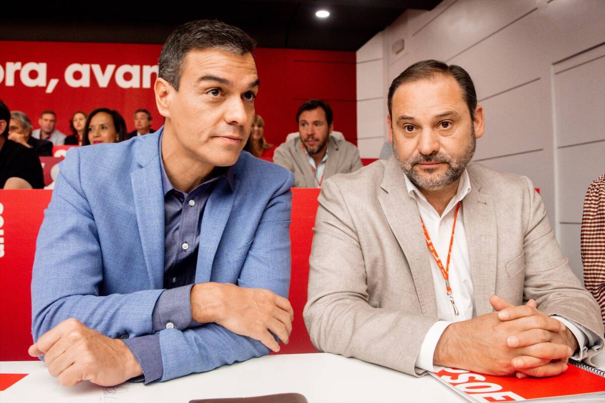 Sánchez y Ábalos juntos años atrás en una reunión del PSOE.Foto: EP/Jesús Hellín