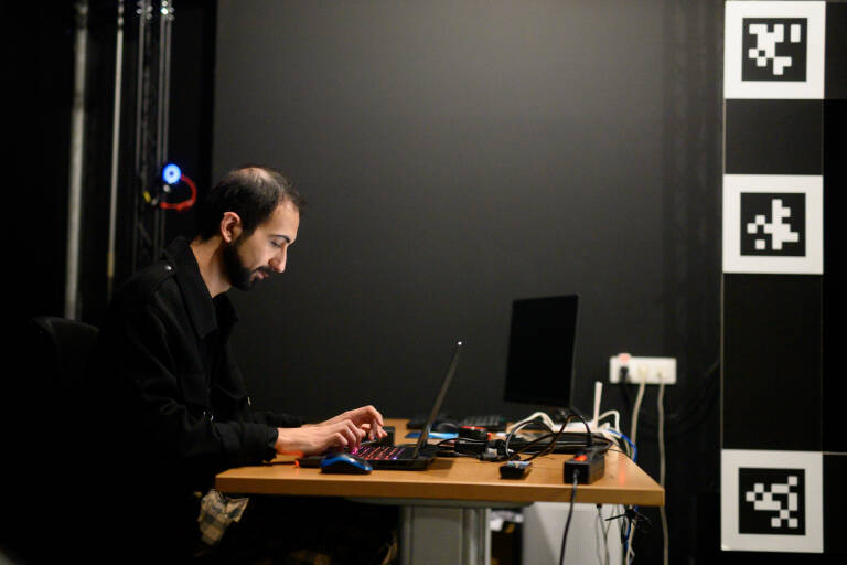 Robi Fajardo, técnico investigador, con uno de los ordenadores del laboratorio. Foto: KIKE TABERNER