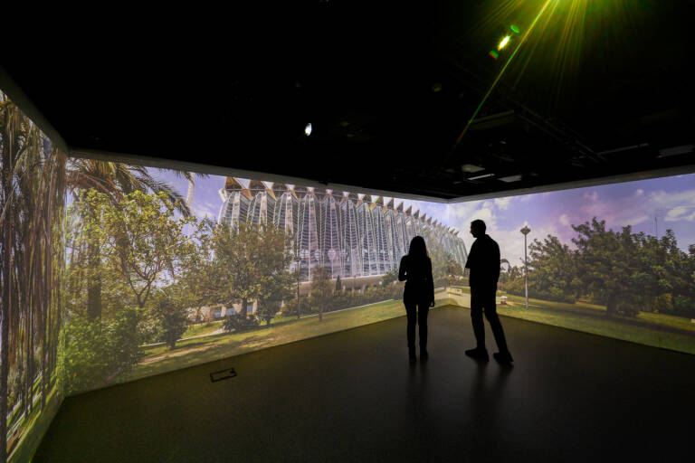 Sala que permite la proyección de imágenes en sus paredes. Foto: KIKE TABERNER
