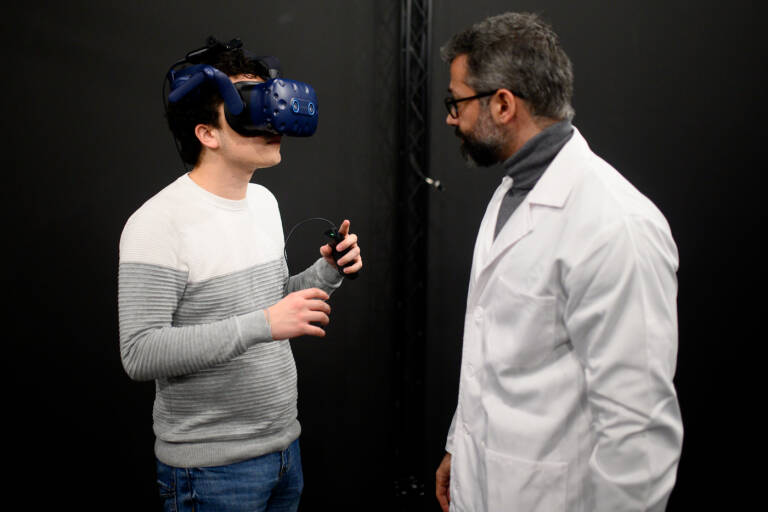 Un usuario utiliza las gafas de realidad virtual que se usan para realizar las pruebas. Foto: KIKE TABERNER