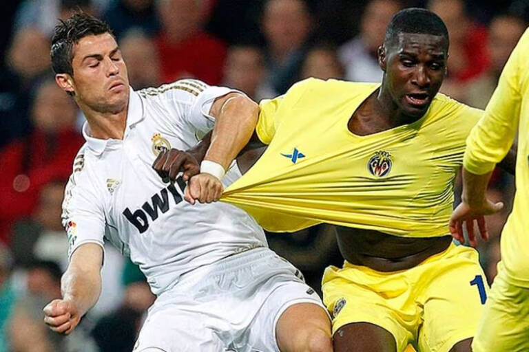 Cristiano Ronaldo agarra de la camiseta a Cristián Zapata. VILLARREAL CF