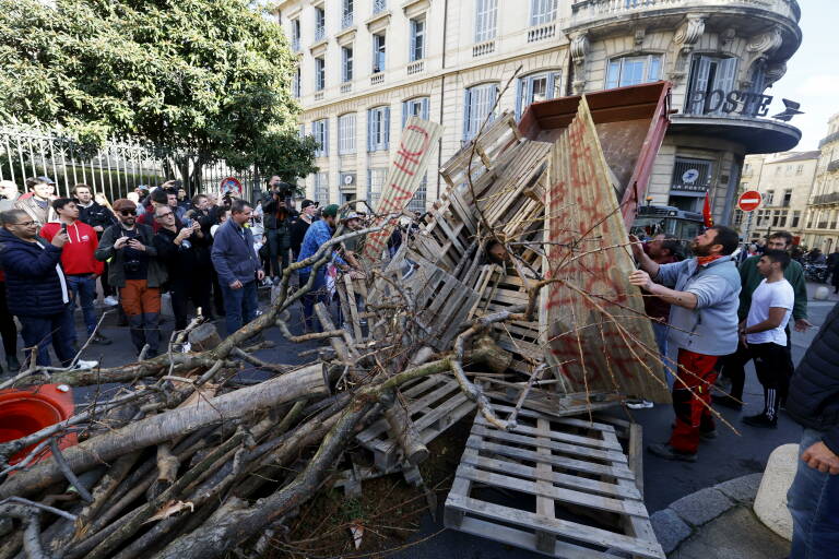 Protesta de agricultores franceses este viernes. Foto: EFE/EPA/GUILLAUME HORCAJUELO