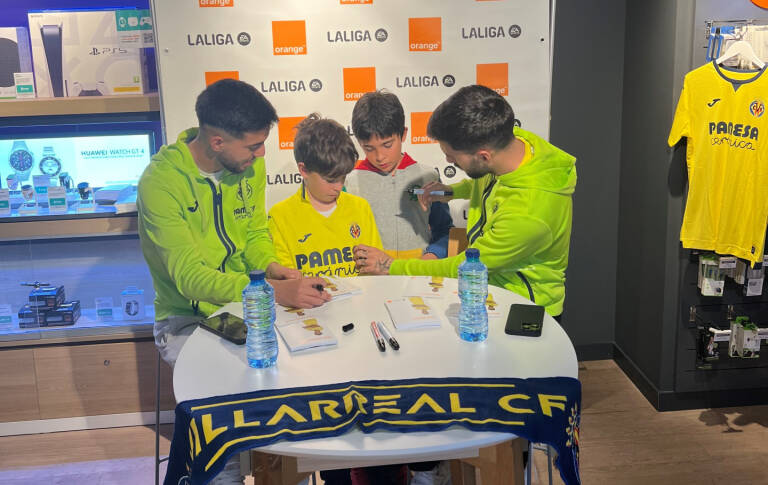 Ilias Akhomach y Álex Baena firman las camisetas a dos niños del Villarreal. VILLARREAL CF