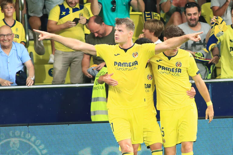 Sørloth celebra el gol que dio la victoria al Villarreal contra el Almería. CARME RIPOLLÉS
