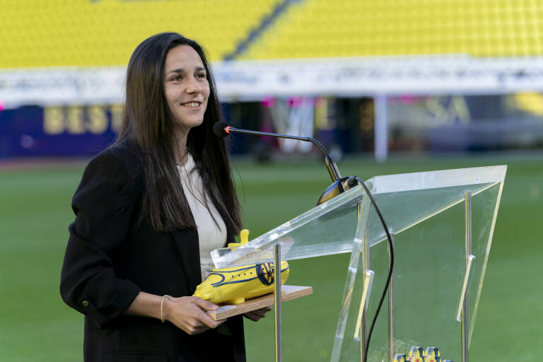 Lucía Gómez recibe su submarino conmemorativo. VILLARREAL CF