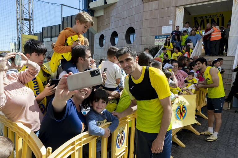Gerard Moreno posa con aficionados del Villarreal en un entrenamiento de puertas abiertas. VILLARREAL CF