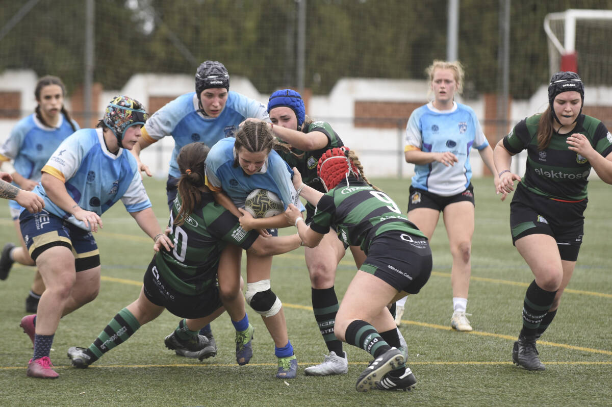 El partido de rugby femenino fue la excusa perfecta para la celebración de la jornada de Salud y Deporte Femenino.  Foto: CARLOS PASCUAL