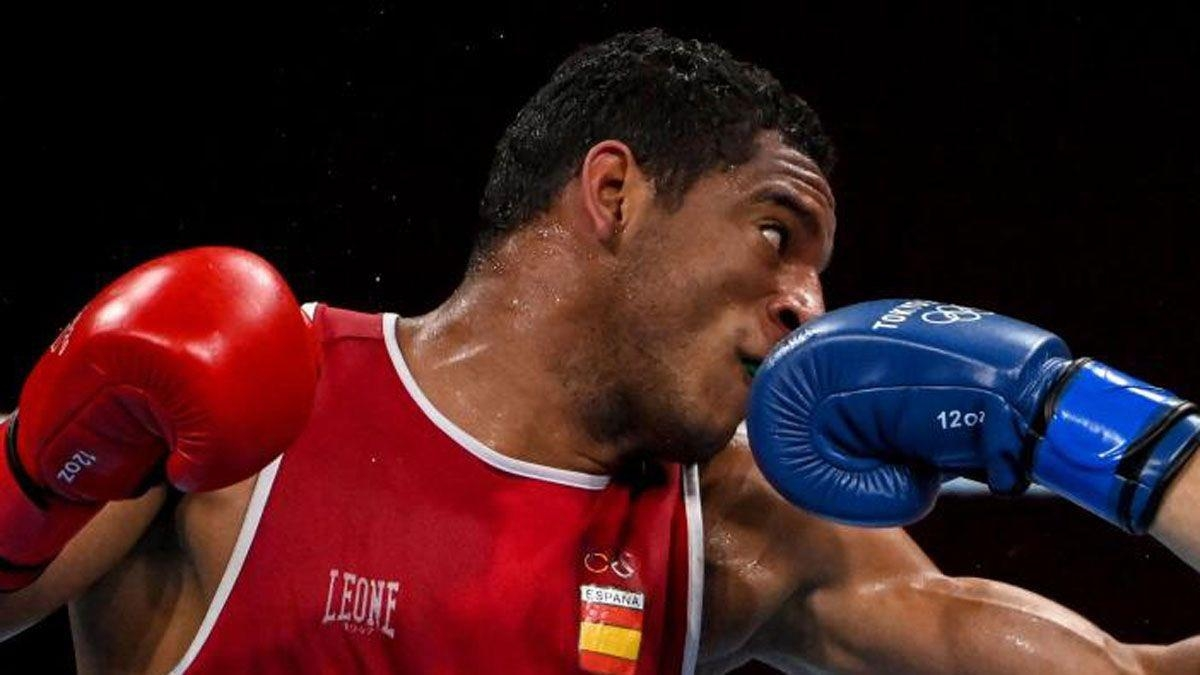 Boxer Enmanuel Reyes Plá reaches the semi-finals and secures a medal for Spain